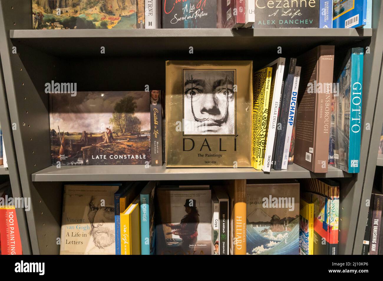 Bücher in den Kunstregalen der Buchhandlung. Stockfoto