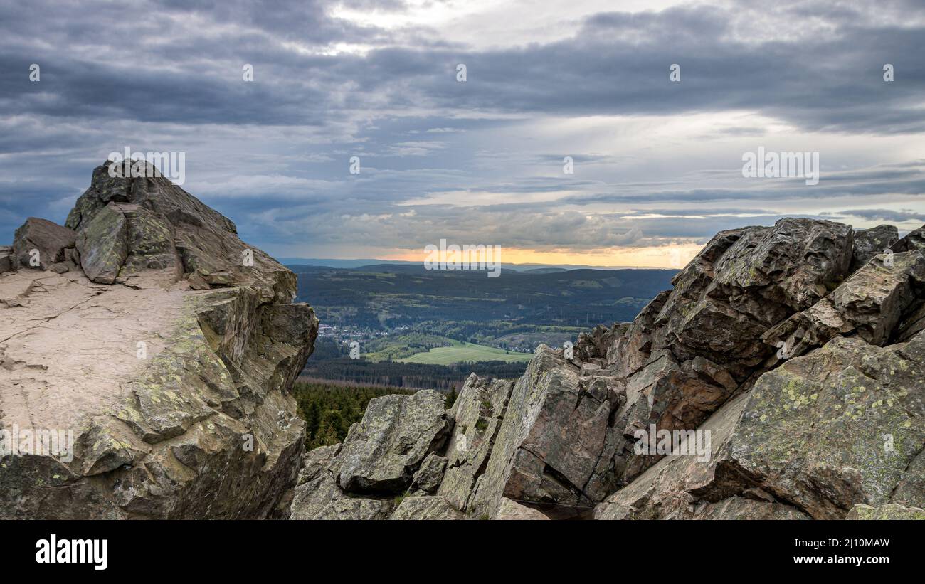 Malerische Aussicht auf Felsformationen im Harz mit Sonnenuntergang im Hintergrund Stockfoto