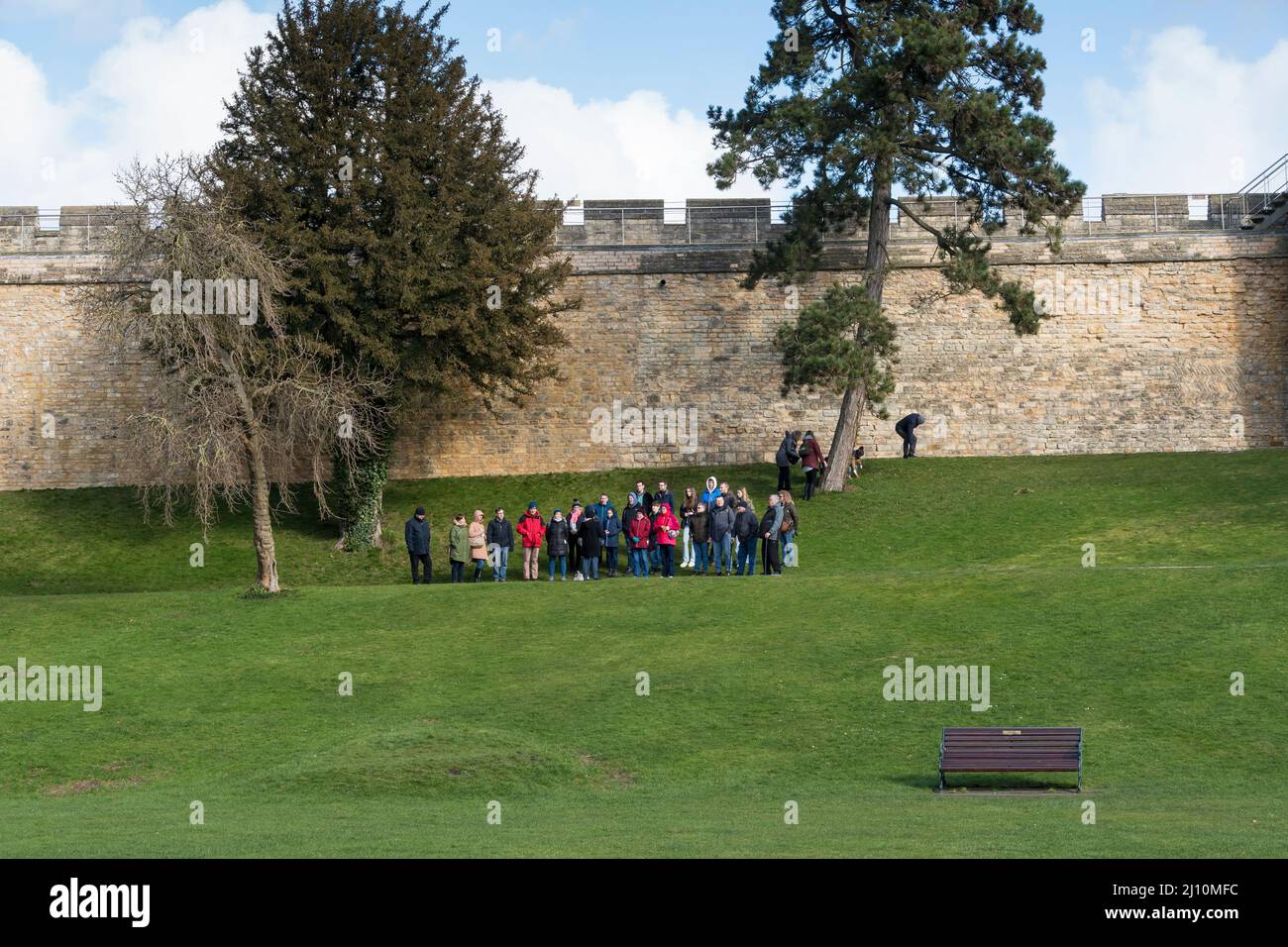 Teilnehmer an einer Führung durch das Lincoln Castle 2022 Stockfoto