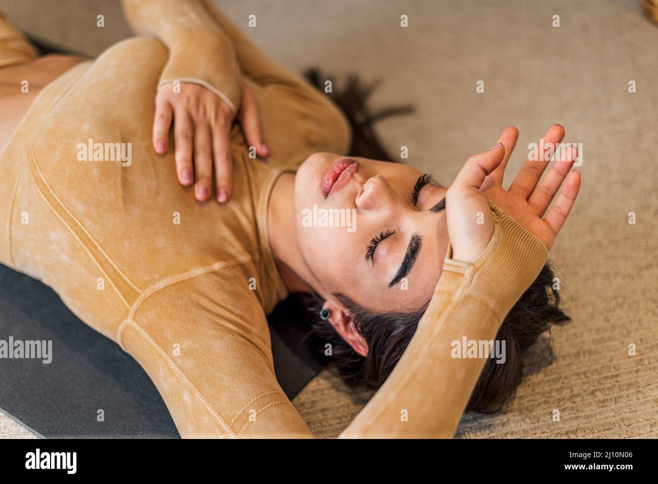 Ruhiges, sportliches kaukasisches Mädchen, das eine kurze Pause von ihrem Workout macht. Stockfoto