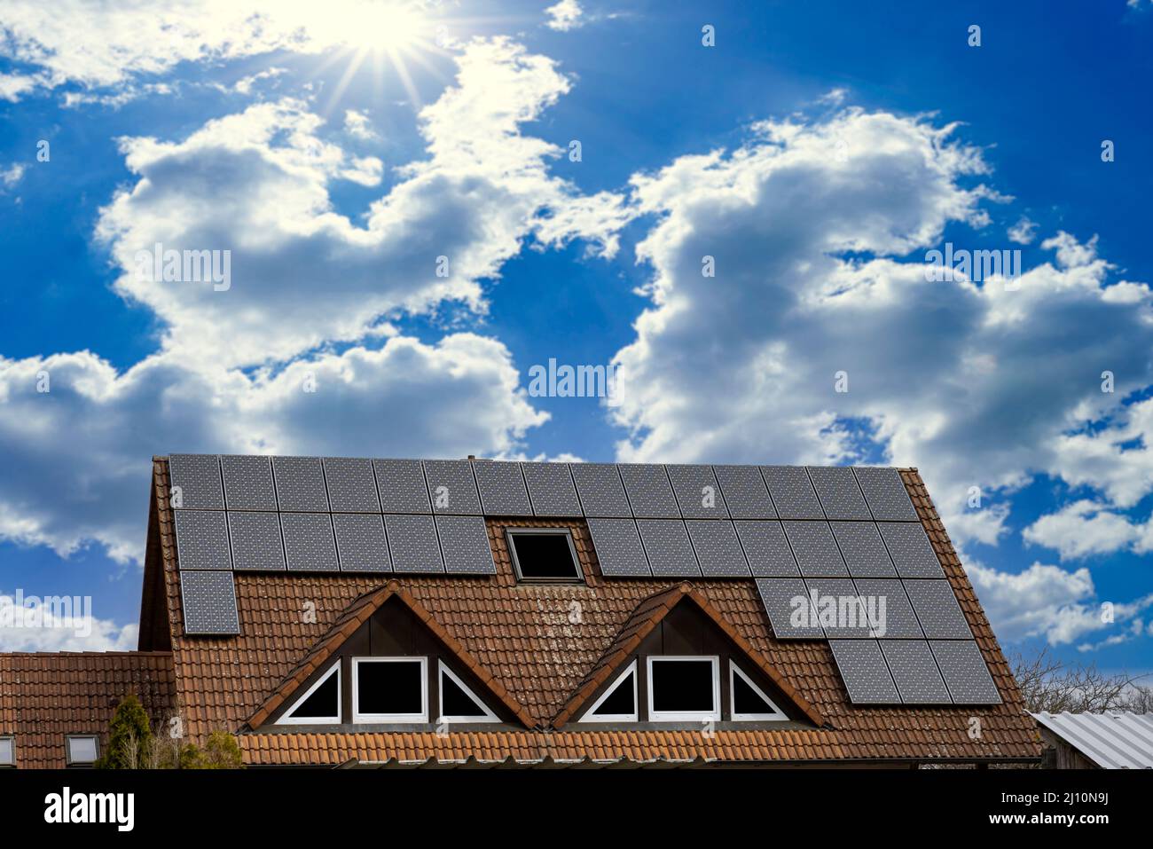 Solaranlage altes haus Fotos und Bildmaterial in hoher Auflösung Alamy
