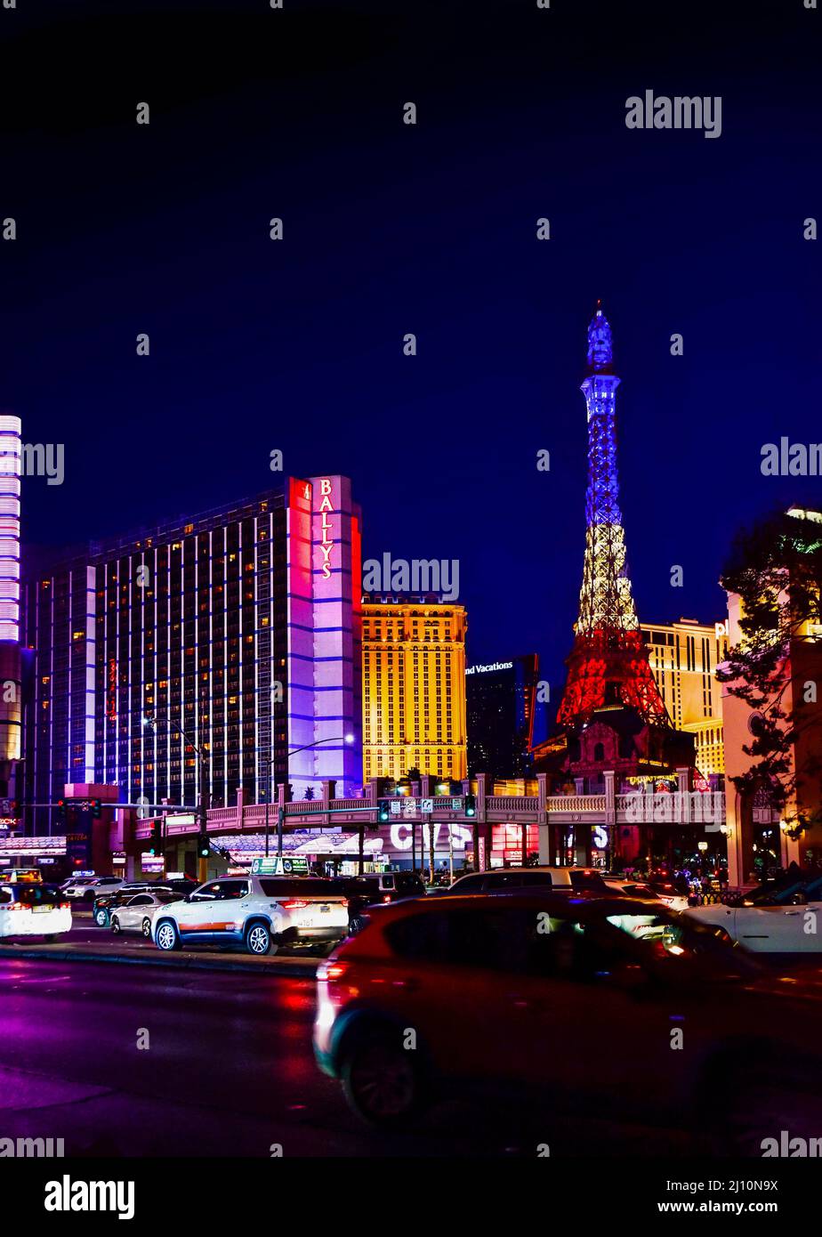 Ballys und Pariser Casinos mit dem nächtlichen Eiffelturm auf dem Las Vegas Strip Stockfoto