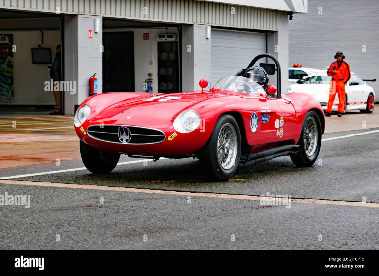 Carlos Siecki fährt mit seinem Red, 1955, Maserati A6GCS, während der Qualifikation für das Stirling Moss Trophy-Rennen die National Pit Lane entlang. Stockfoto