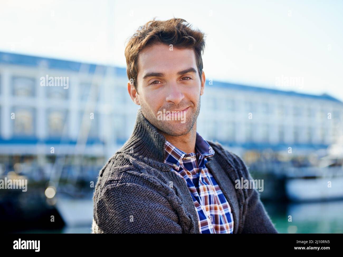 Finden Sie Ihren Grund zu lächeln. Aufnahme eines hübschen jungen Mannes, der einen Tag im Freien verbringt. Stockfoto Finden Sie Ihren Grund zu lächeln. Aufnahme eines hübschen jungen Mannes, der einen Tag im Freien verbringt. Stockfoto