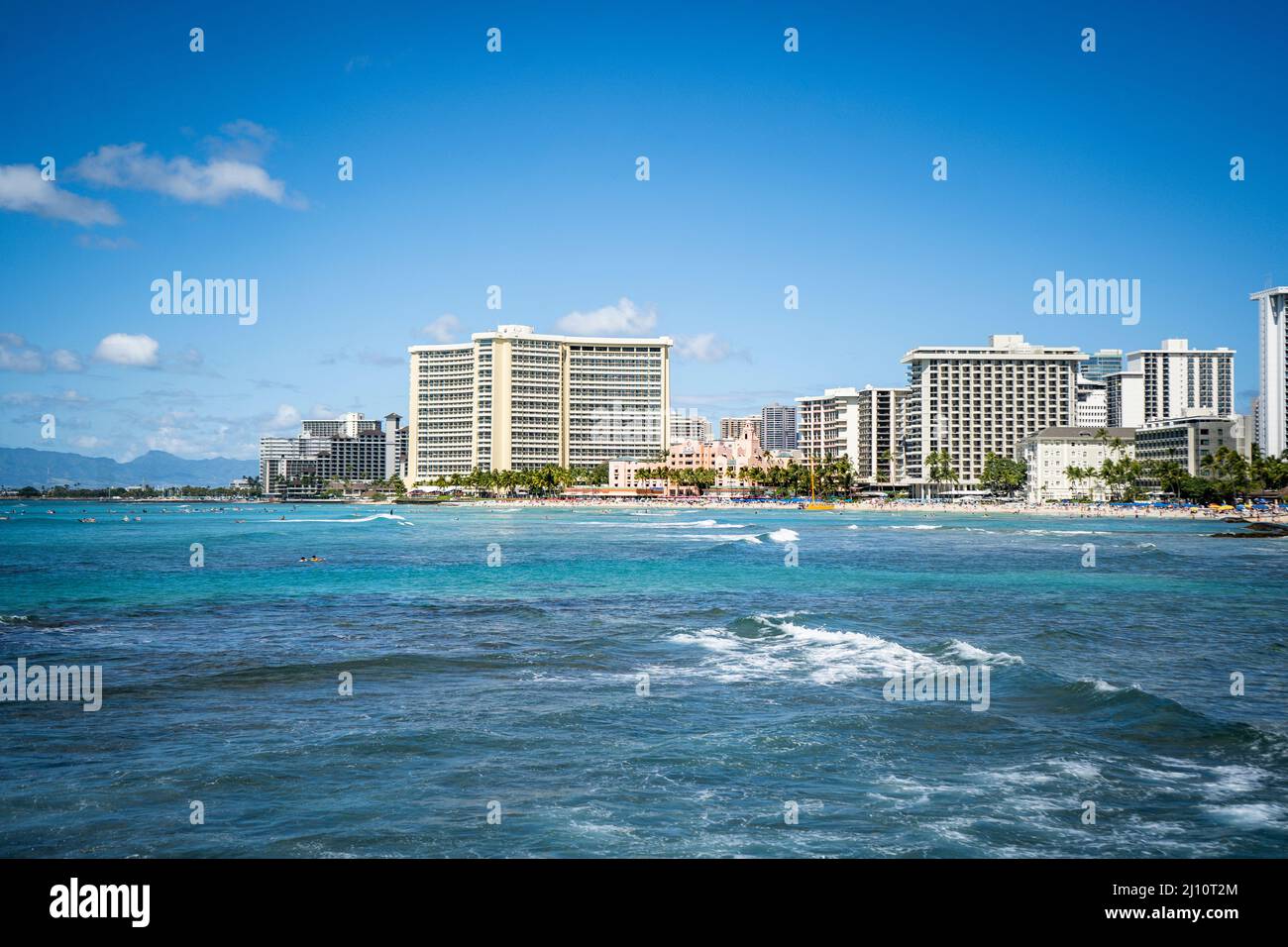 Blick auf Waikiki Beach, berühmtes Reiseziel auf der Insel Oahu, USA Stockfoto