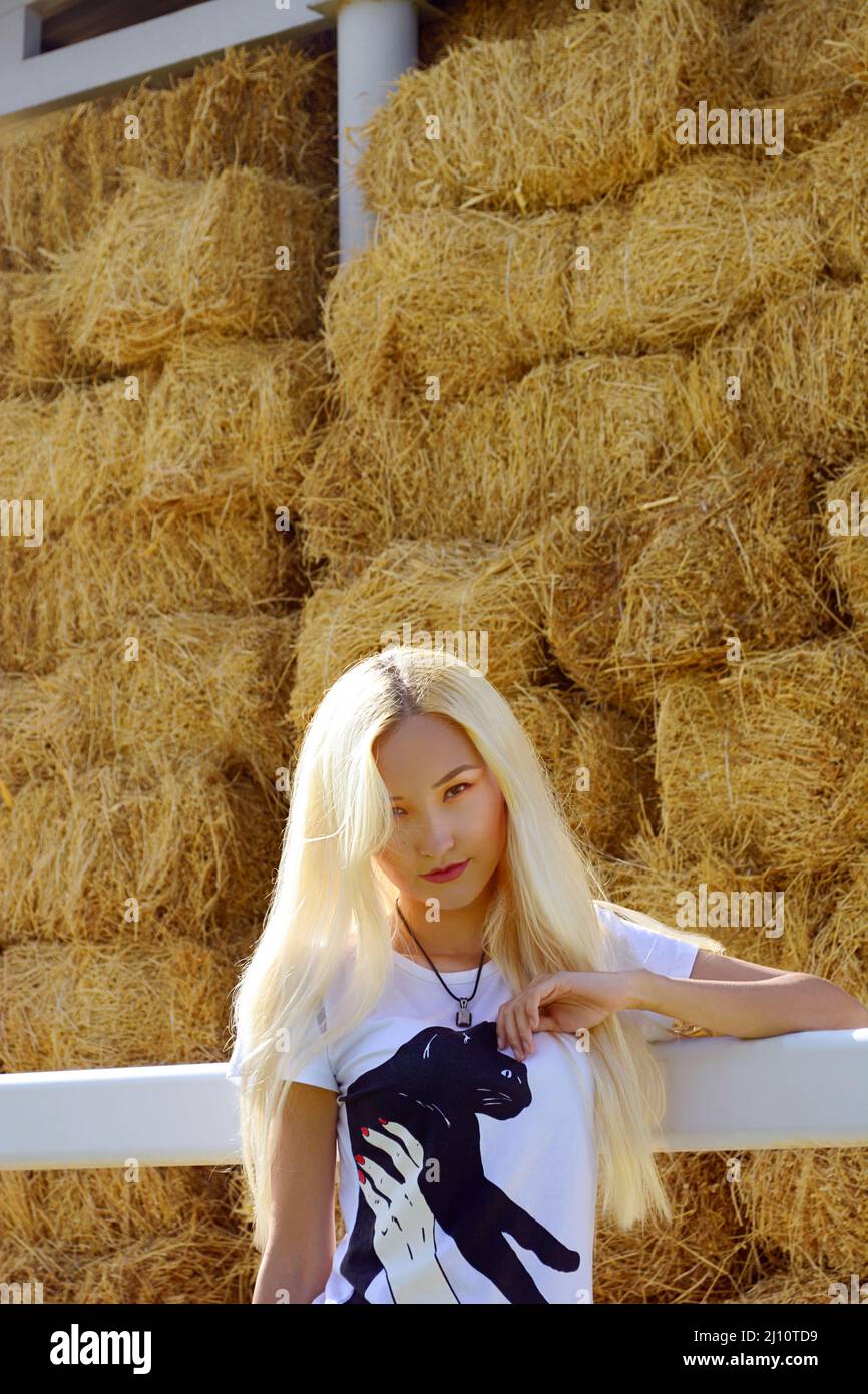 Asiatische Mädchen Auf Der Farm Stockfoto