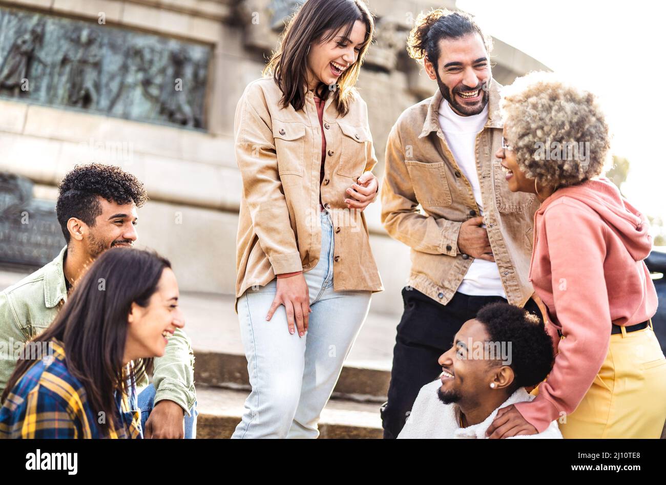 Multikulturelle Studenten unterhalten sich und haben Spaß im Stadtzentrum von Barcelona - Freundschaftsleben Konzept mit jungen Millennials treffen sich außerhalb af Stockfoto