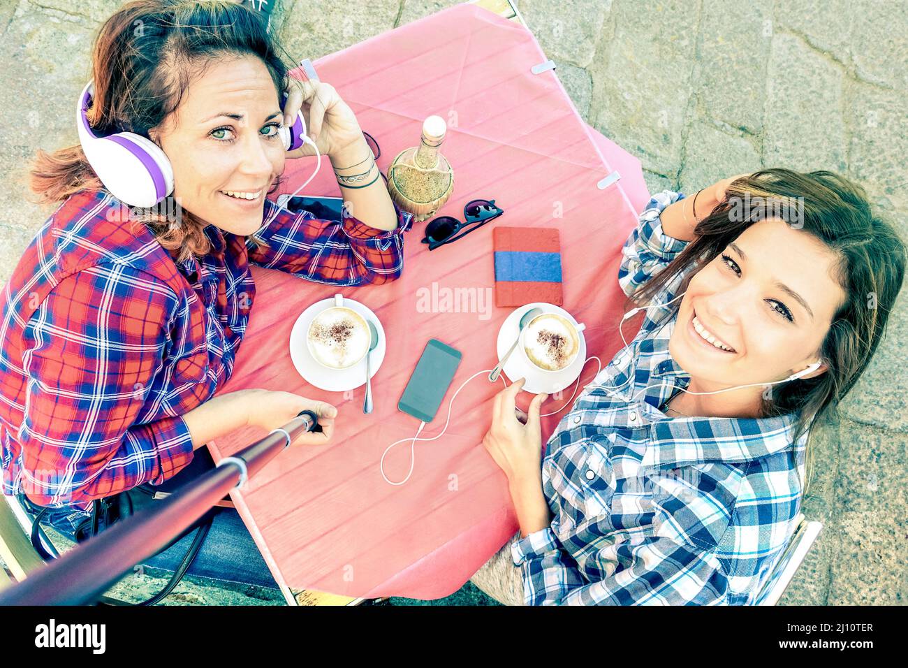 Draufsicht auf Hipster-Freundinnen, die Selfie mit Stick machen - Freundschaftskonzept für Frauen mit Mädchen, die Cappuccino trinken, im Café-Restaurant - Best Fr. Stockfoto