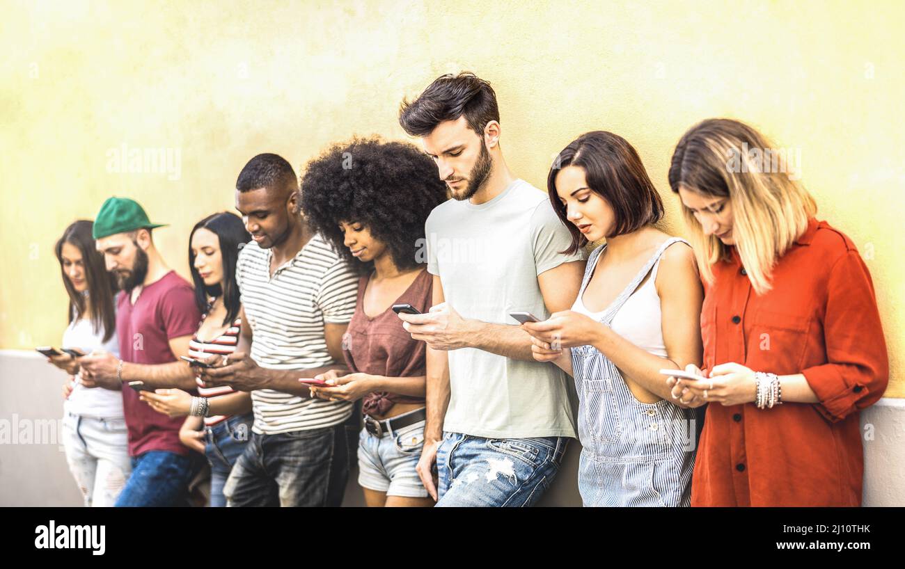 Multirassische Freunde mit Handy an der Universität Coampus - Millennial Menschen süchtig nach Smartphones - Tech-Konzept mit immer verbundenen mil Stockfoto