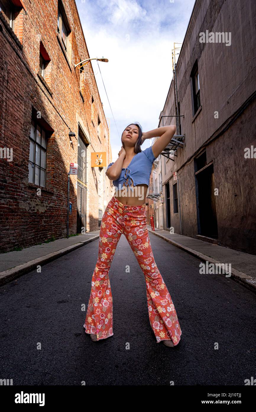 Teenage weiblich gekleidet in 60s Mode-Kleidung in San Francisco Downtown Gasse Stockfoto