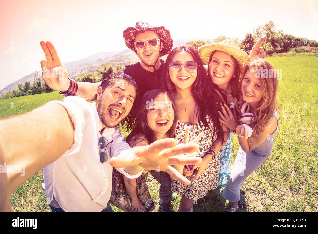 Beste Freunde beim Picknick auf dem Land Selfie machen - Happy Friendship Konzept und Spaß mit jungen Menschen und neue Technologie-Trends - Vintage Filter Look Stockfoto