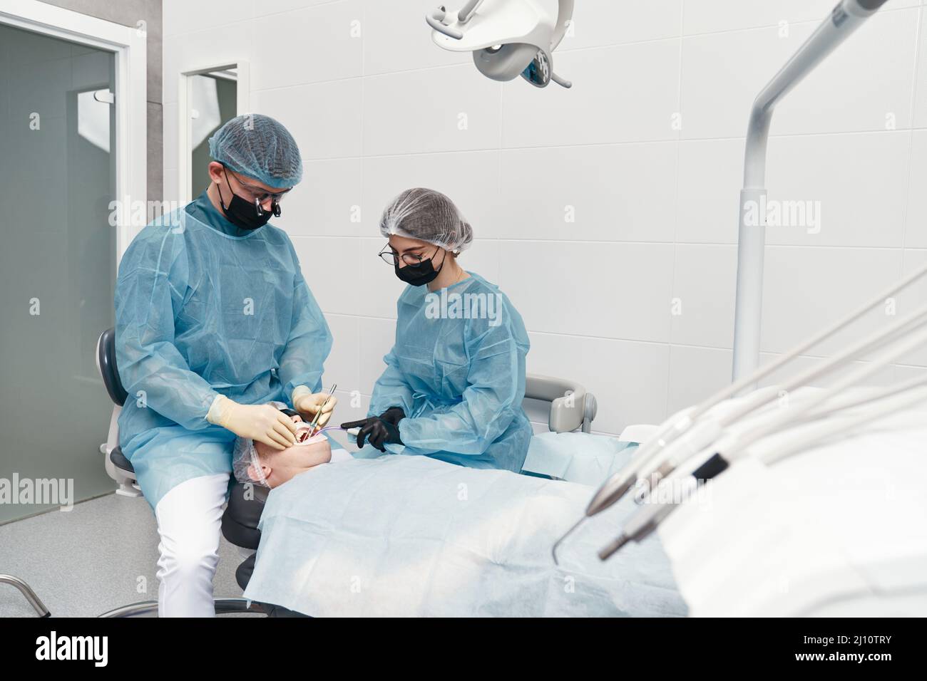 Zwei Zahnärzte, die mit dem Kunden arbeiten Stockfoto