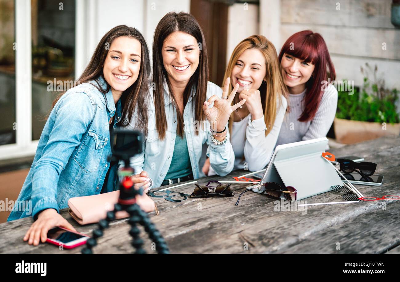 Gen z Frauen mit Spaß Vlogging Geschichte auf Social Media-Plattform mit Action Web Cam - Influencer Marketing-Konzept über Millennial Mädchen Sharing conte Stockfoto