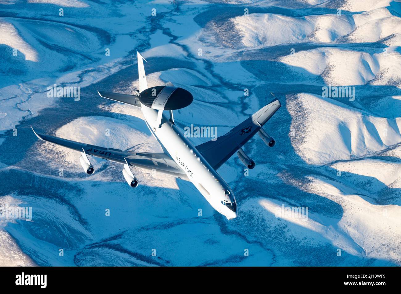 Golf von Alaska, USA. 16. März 2022. Ein Flugzeug der US Air Force E-3 Sentry, das während der Northern Command-Übung Arctic Edge 2022 am 16. März 2022 über Alaska fliegt. Die Übung des Nordkommandos ist Teil der jüngsten militärischen Schritte, um das russische Engagement in der Ukraine zu verhindern. Kredit: SSGT. Taylor Crol/USA Air Force/Alamy Live News Stockfoto