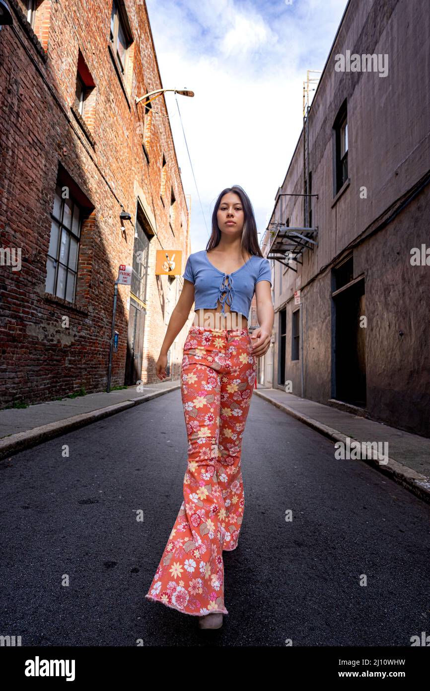 Teenage weiblich gekleidet in 60s Mode-Kleidung in San Francisco Downtown Gasse Stockfoto