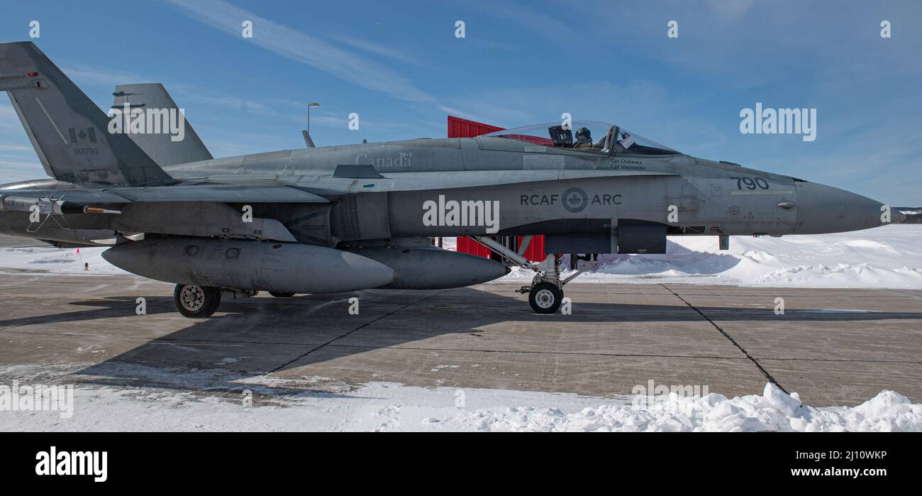 Goose Bay, Kanada. 16. März 2022. Ein Royal Canadian Air Force CF-18 Kampfjet von 433 Tactical Fighter Squadron, Taxis fahren während des Betriebs Noble Defender 16. März 2022 in Goose Bay, Neufundland, Kanada. Die NORAD-Übung ist Teil der jüngsten militärischen Schritte, um die russische Beteiligung in der Ukraine zu verhindern. KREDIT: CANR NORAD/US Air Force/Alamy Live News Stockfoto