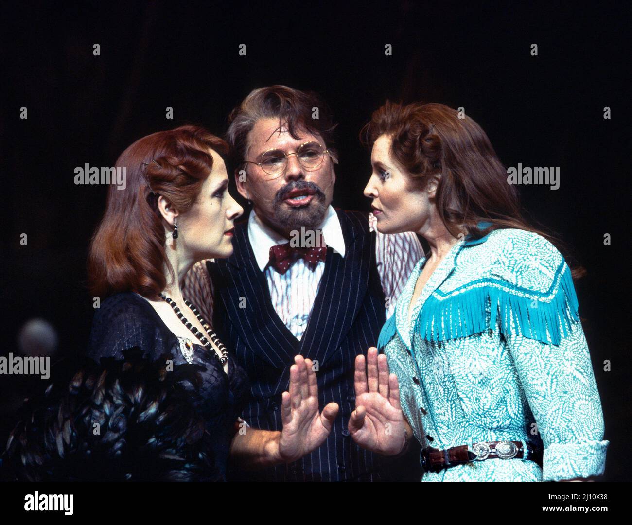 l-r: Amanda Prior (Irene Roth), Tim Flavin (Bobby Child - getarnt als Bela Zangler), Helen Way (Polly Baker) in CRAZY FOR YOU at the Prince Edward Theatre, London W1 03/1994 Musik und Texte: George & Ira Gershwin Buch: Ken Ludwig Co-konzipiert von Ken Ludwig & Mike Ockrent Bühnenbild: Robin Wagner Kostüme: William Ivey lange Beleuchtung: Paul Gallo Choreographie: Susan Stroman Regie: Mike Ockrent Stockfoto