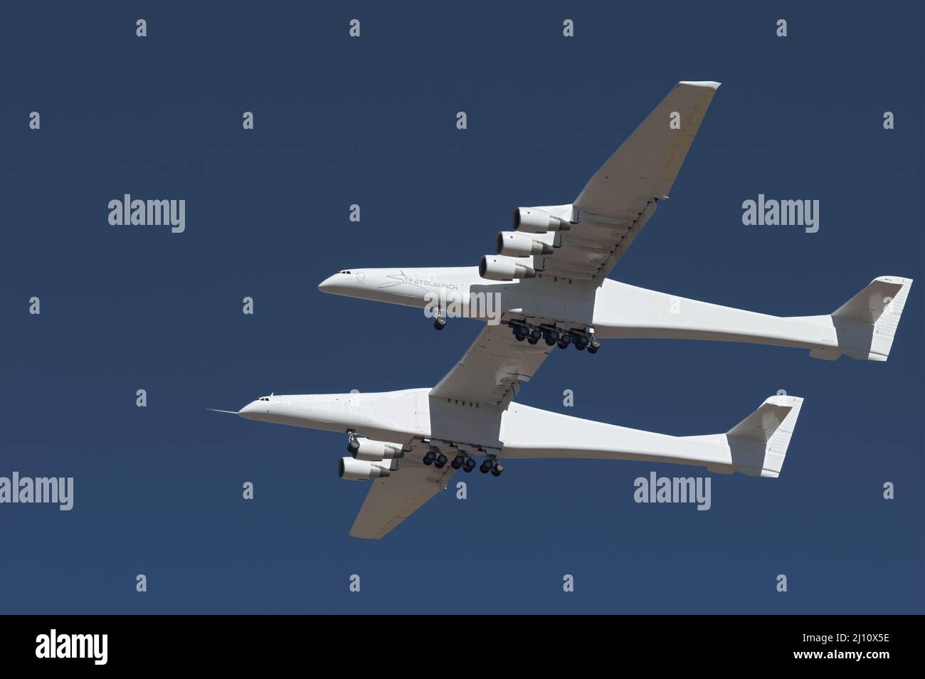 Stratolaunch roc Doppelrumpfflugzeug (N351SL) über Mojave Air und Space Port. Stockfoto