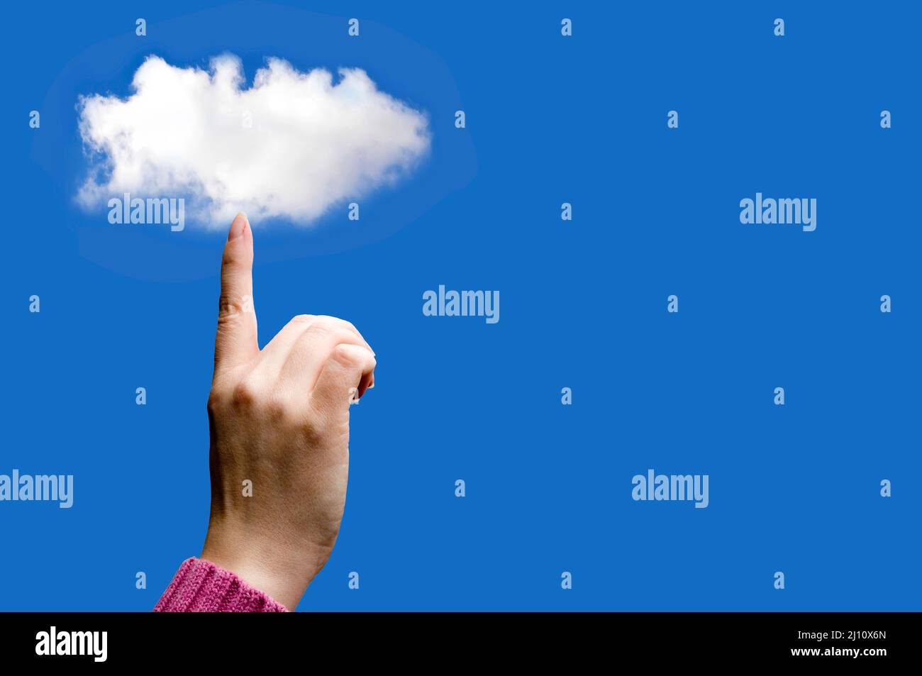 Fingerhalten oder Berühren einer Cloud, Datenspeicher Cloud Computing-Konzept Stockfoto