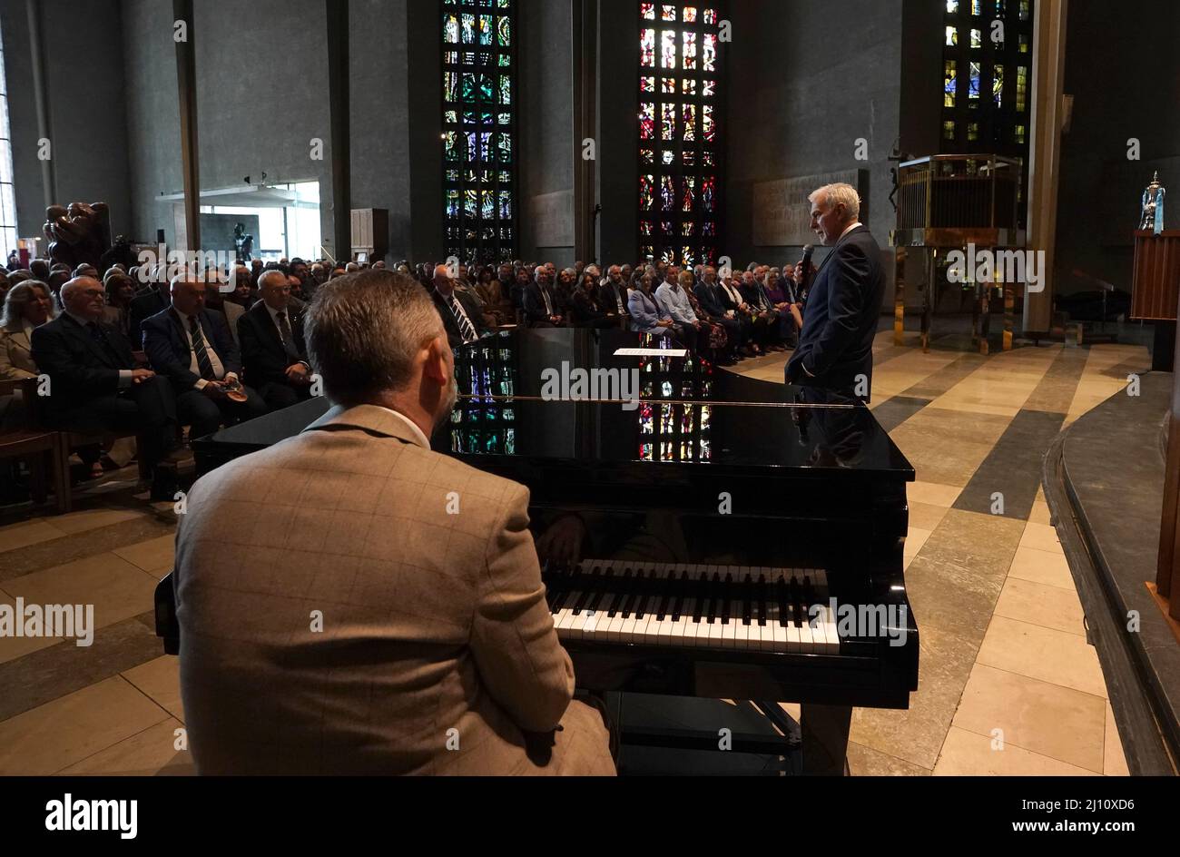 Dave Willetts tritt während eines Festgottesdienstes für den ehemaligen Spieler und Manager von Coventry City, John Sillett, in der Coventry Cathedral auf. Sillett führte Coventry zwischen 1986 und 1990 und meisterte einen denkwürdigen Wembley-Finalsieg 3-2 gegen Tottenham. Bilddatum: Montag, 21. März 2022. Stockfoto