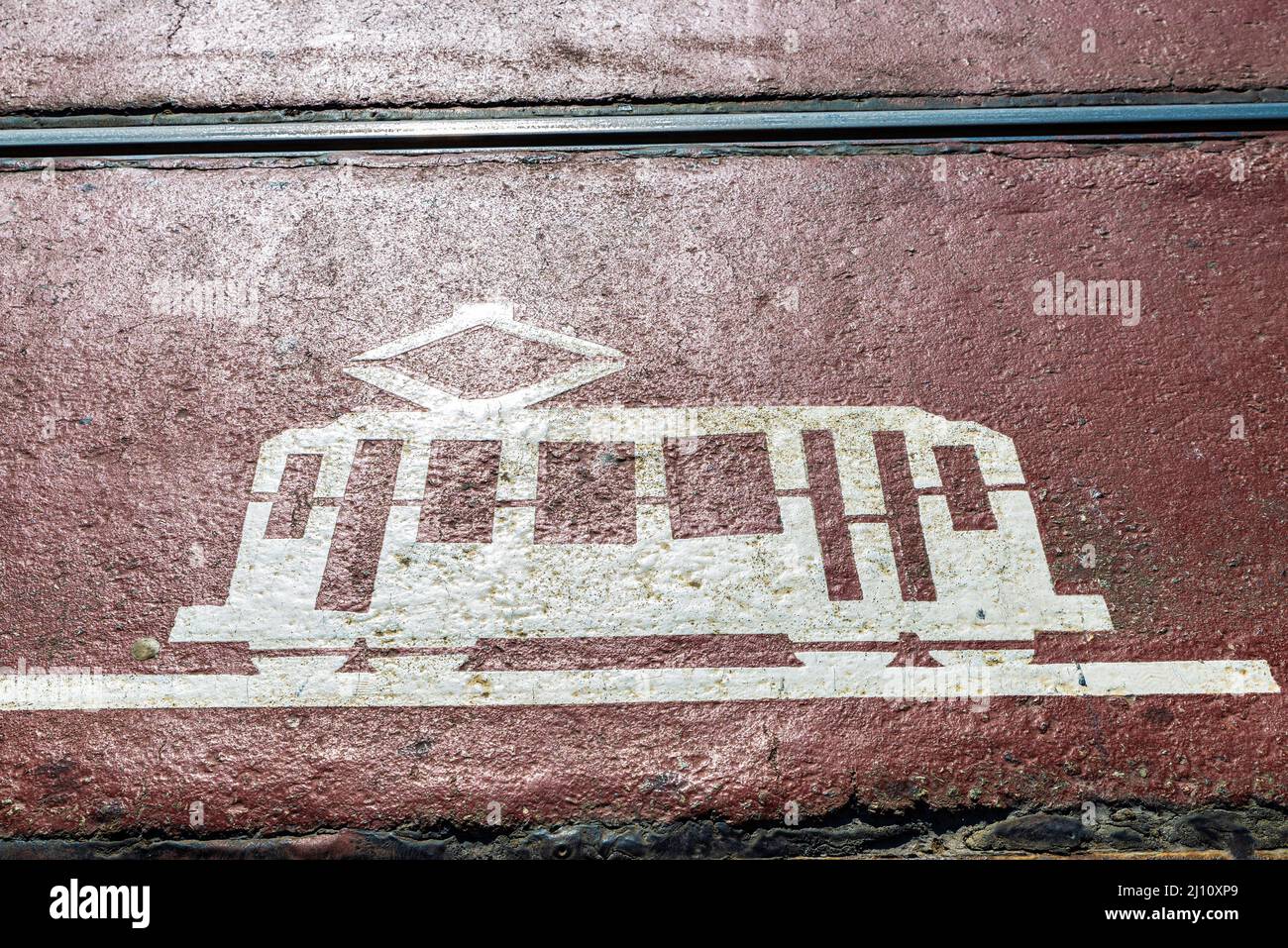 Barcelona, Spanien - 24. Februar 2022: Zeichen der Straßenbahn in Barcelona in der Diagonal Avenue, Straßenbahn bekannt als Trambaix in Barcelona, Katalonien, Spanien Stockfoto