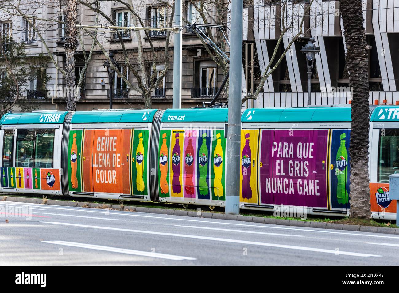 Barcelona, Spanien - 24. Februar 2022: Straßenbahn in Barcelona, bekannt als Trambaix mit Werbung von Fanta, die durch die Diagonal Avenue in Barcelona fährt, Cat Stockfoto