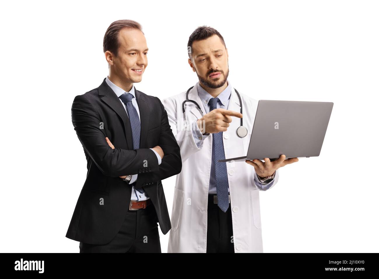 Männlicher Arzt, der einem Geschäftsmann auf weißem Hintergrund einen Laptop-Bildschirm zeigt Stockfoto