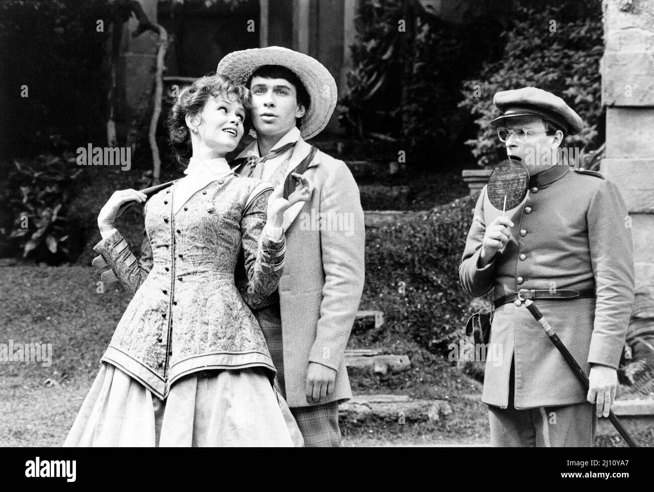 l-r: Gabrielle Drake (Adriana), Bill Buffery (Antipholus of Syracuse), Ian Talbot (Dromio of Syracuse) in DER FEHLERKOMÖDIE von Shakespeare im Open Air Theatre, Regent’s Park, London NW1 01/06/1981 Design: Hugh Durrant Choreographie: Sheila Irwin Regie: Richard Digby Day Stockfoto