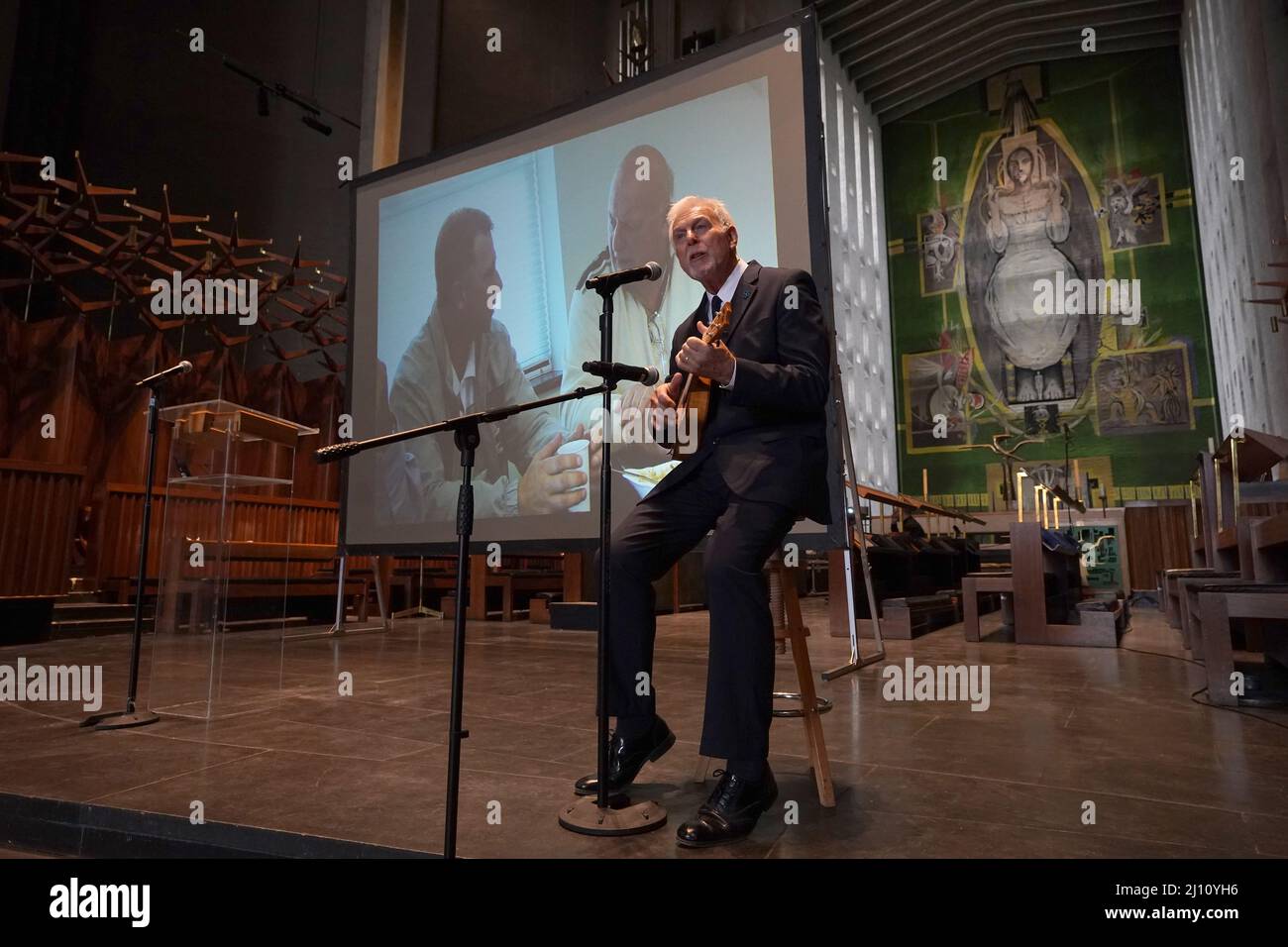 Dave Willetts tritt während eines Festgottesdienstes für den ehemaligen Spieler und Manager von Coventry City, John Sillett, in der Coventry Cathedral auf. Sillett führte Coventry zwischen 1986 und 1990 und meisterte einen denkwürdigen Wembley-Finalsieg 3-2 gegen Tottenham. Bilddatum: Montag, 21. März 2022. Stockfoto