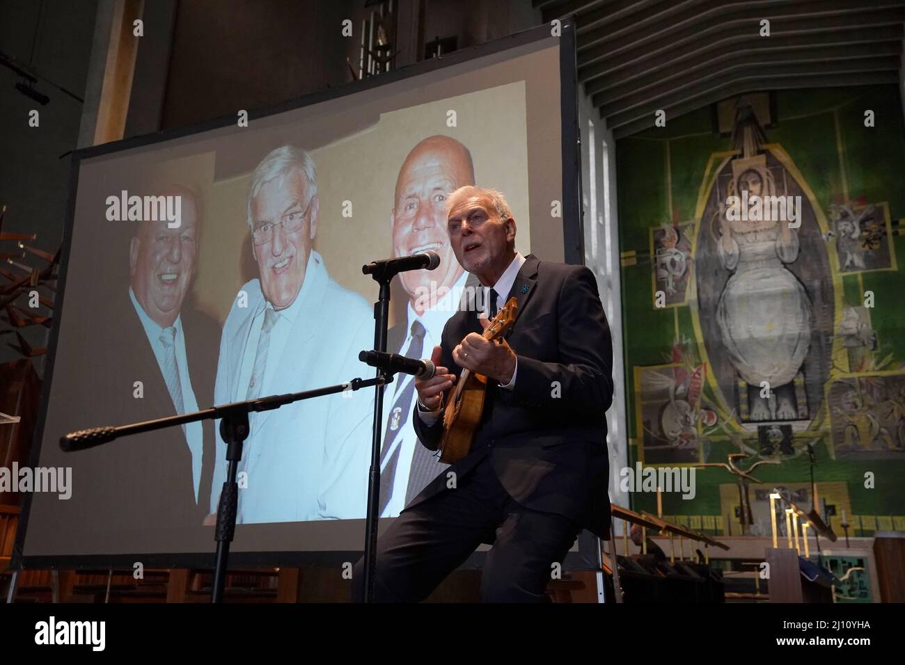 Dave Willetts tritt während eines Festgottesdienstes für den ehemaligen Spieler und Manager von Coventry City, John Sillett, in der Coventry Cathedral auf. Sillett führte Coventry zwischen 1986 und 1990 und meisterte einen denkwürdigen Wembley-Finalsieg 3-2 gegen Tottenham. Bilddatum: Montag, 21. März 2022. Stockfoto