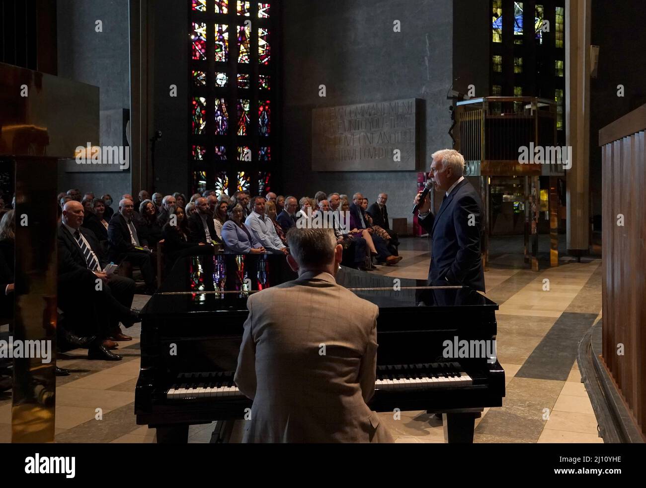 Dave Willetts tritt während eines Festgottesdienstes für den ehemaligen Spieler und Manager von Coventry City, John Sillett, in der Coventry Cathedral auf. Sillett führte Coventry zwischen 1986 und 1990 und meisterte einen denkwürdigen Wembley-Finalsieg 3-2 gegen Tottenham. Bilddatum: Montag, 21. März 2022. Stockfoto