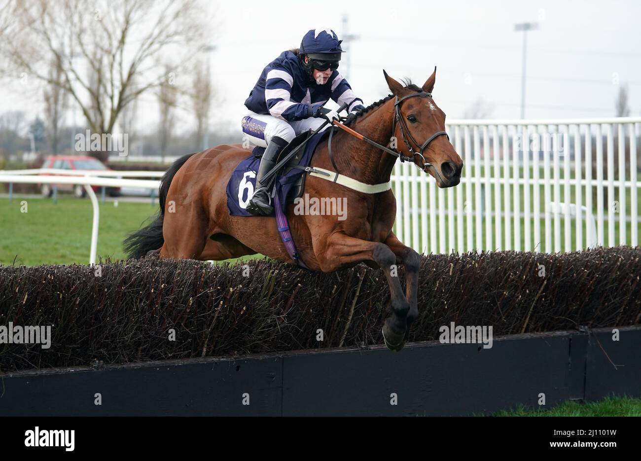 Wolkiger Mittwoch, der von Jockey Tabitha Worsley geritten wird, entfernt einen Zaun während der Wachabwehr am attheraces.com. Handicap-Hürden auf der Southwell Racecourse. Bilddatum: Montag, 21. März 2022. Stockfoto