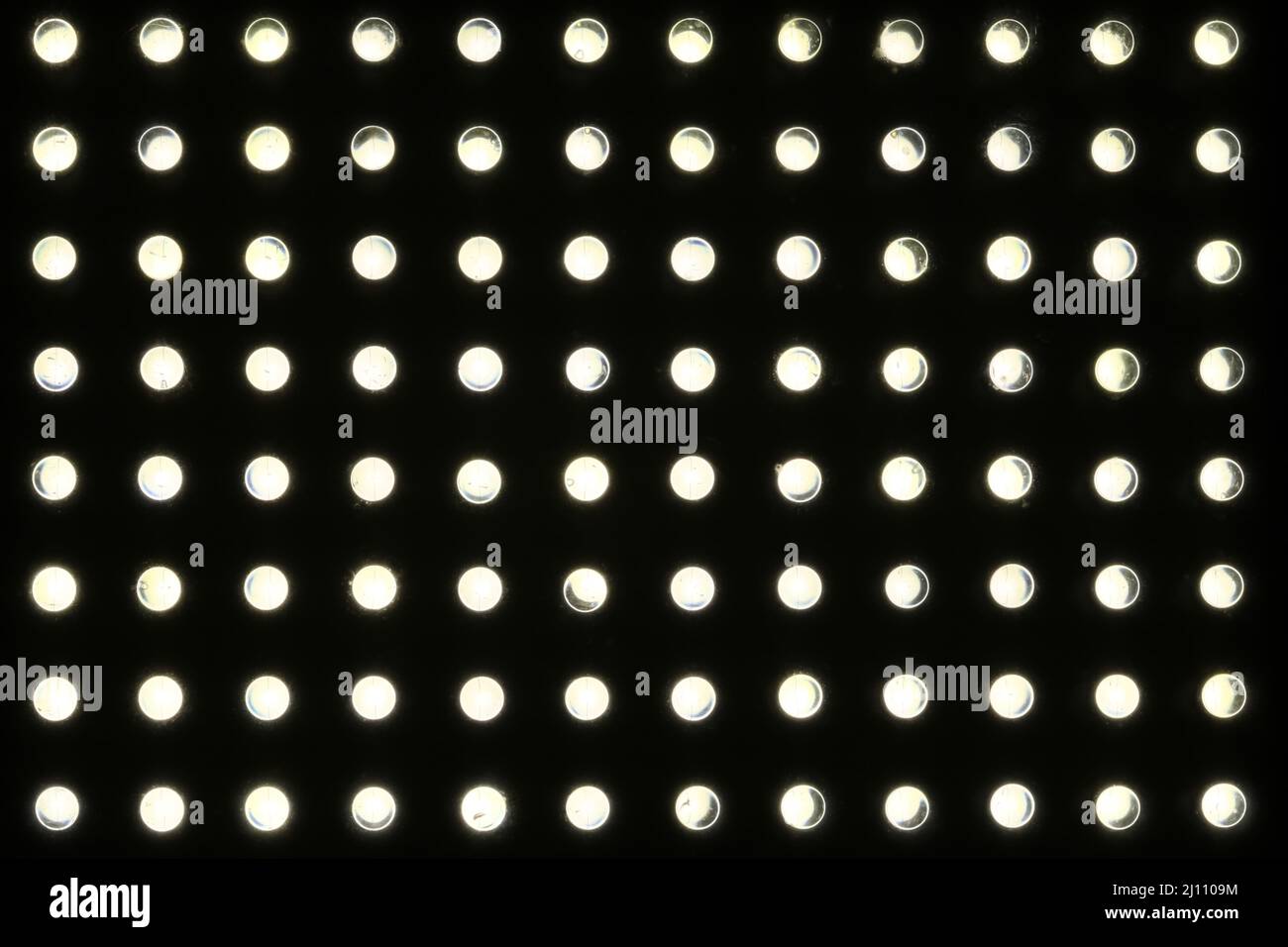 Dunkle Nahaufnahme auf dem LED-Panel eines Scheinwerfers Stockfoto