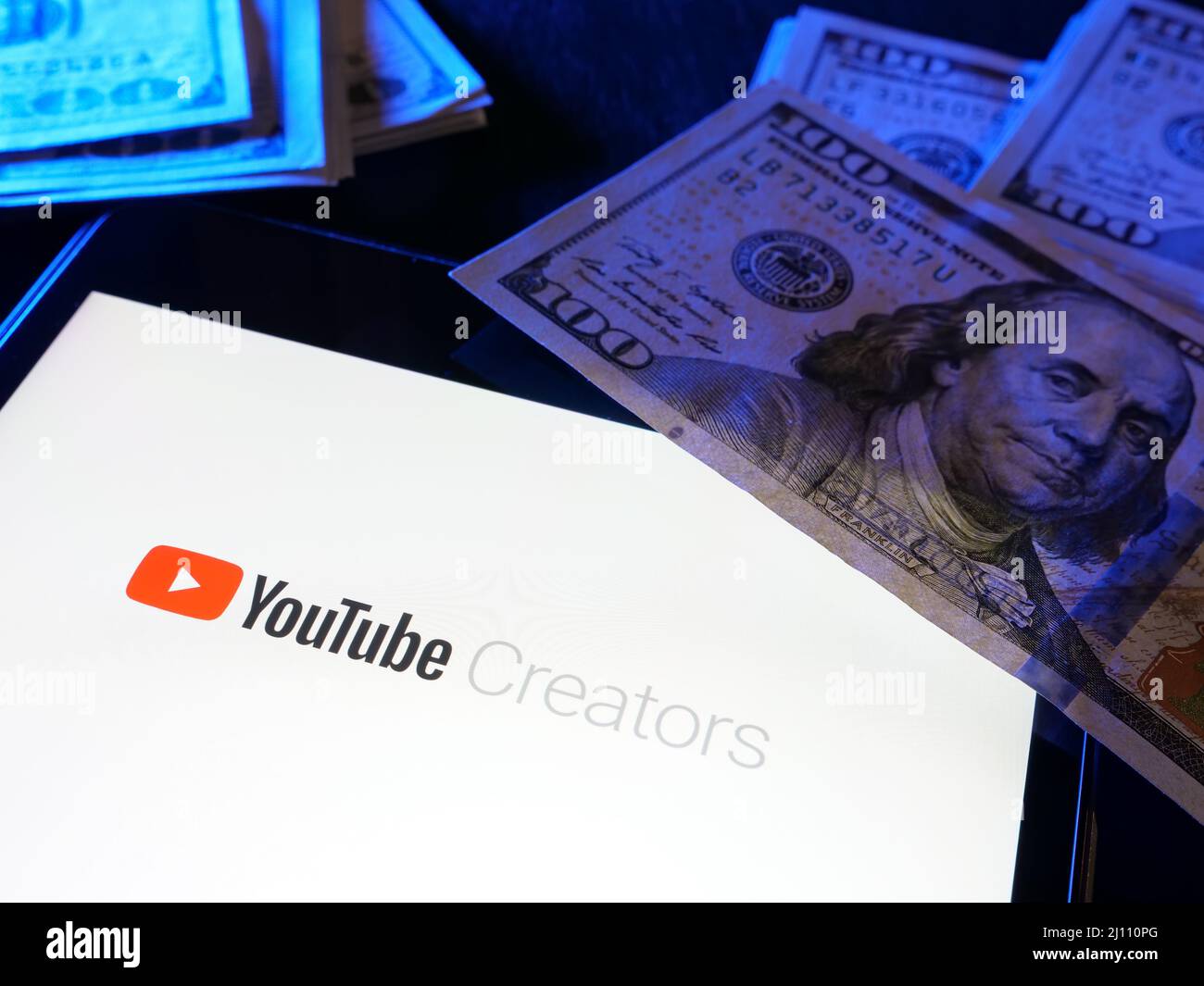 KIEW, UKRAINE - 20. März 2022.Youtube Schöpfer Logo und Geld für Monetarisierung. Stockfoto