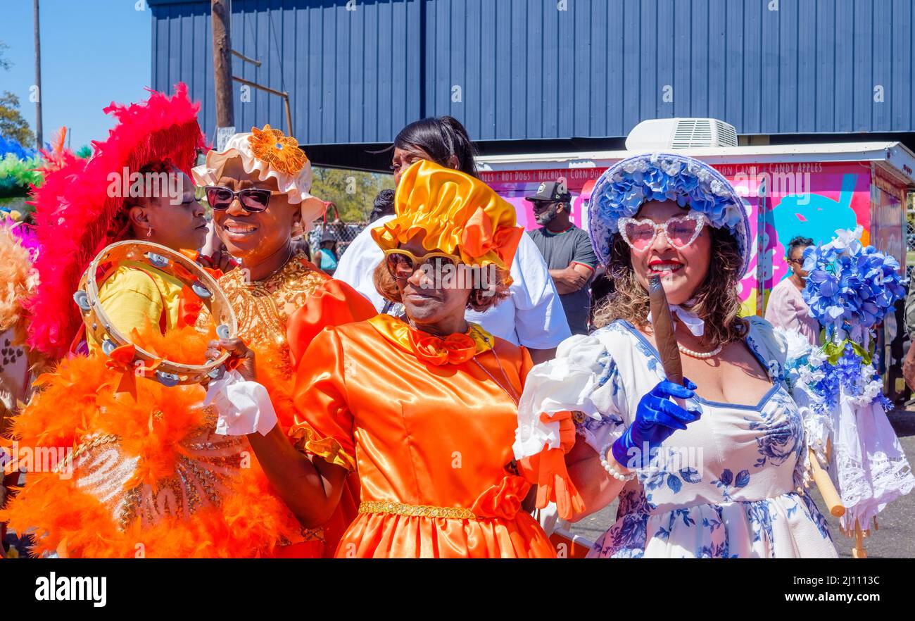 NEW ORLEANS, LA, USA - 20. MÄRZ 2022: Der historische Frauenmarschclub „Baby Dolls“ wartet auf den Beginn der Parade am Super Sunday in der LaSalle Street Stockfoto