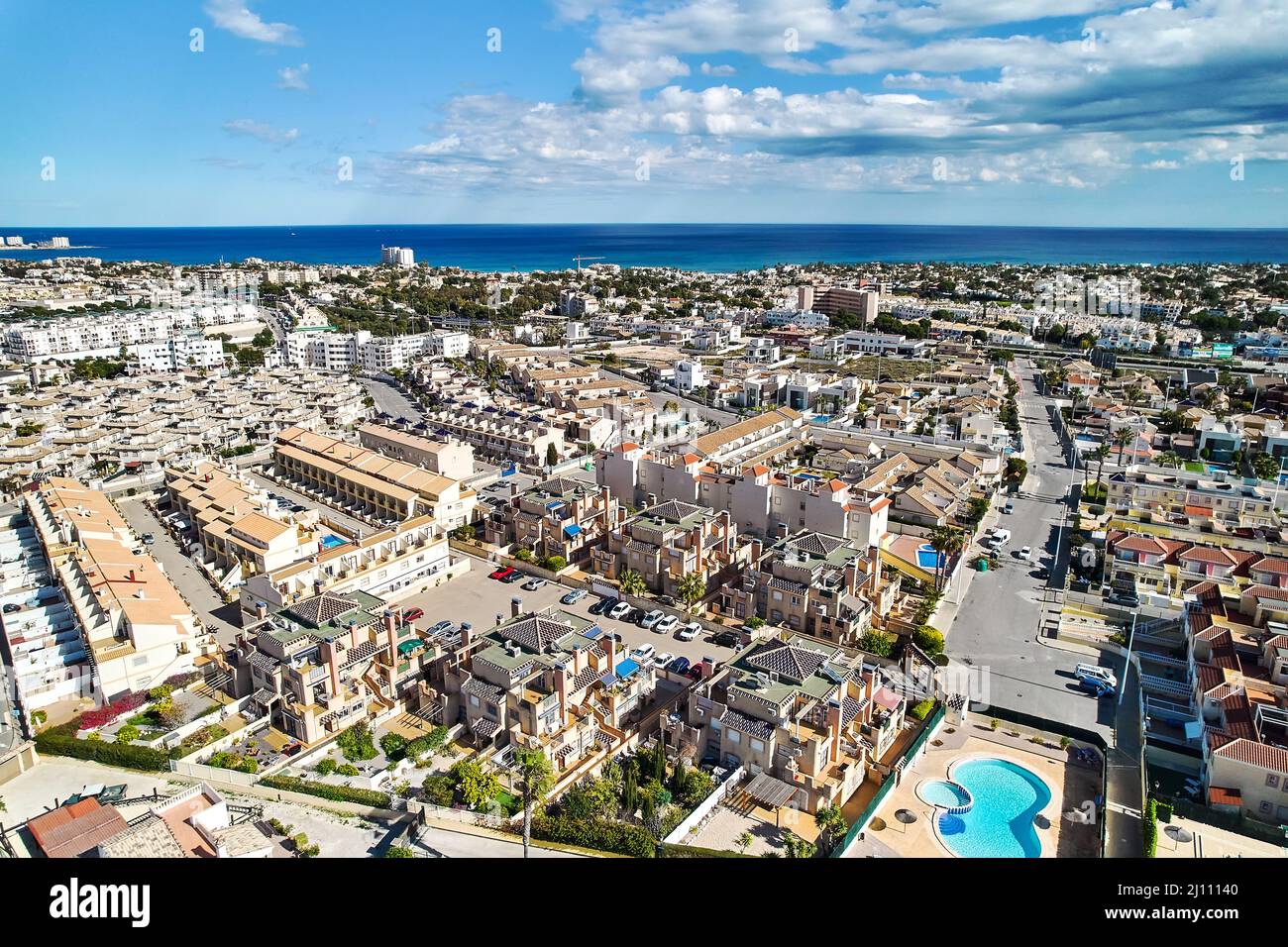 Wohnviertel Stadtbild Dächer von Cabo Roig Luftbild Küste spanische Stadt, Mittelmeer und blau bewölkten Himmel an sonnigen Sommertag. Stockfoto