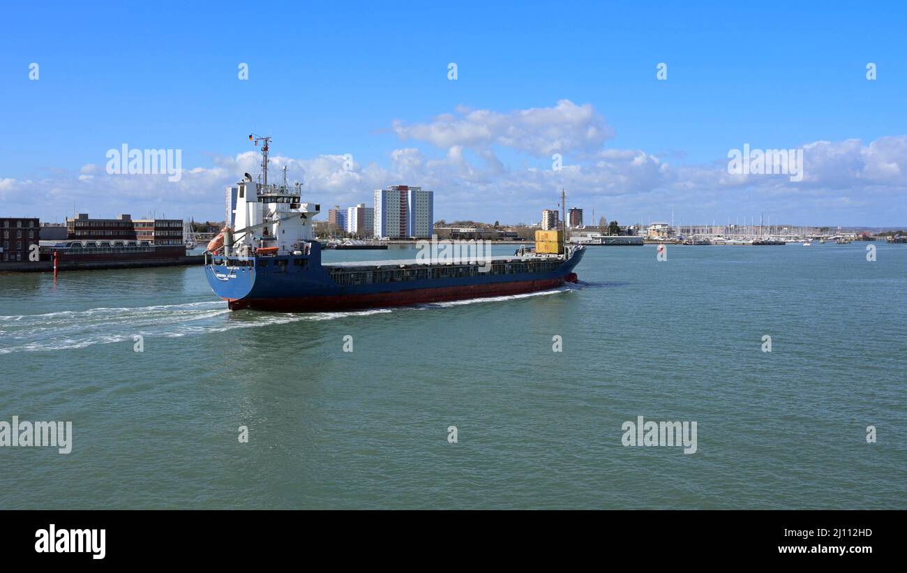 Die Indiana Jones ein deutsches registriertes Frachtschiff, das von Hamburg aus mit Gosport im Hintergrund in Portsmouth Harbour ankommt. Stockfoto
