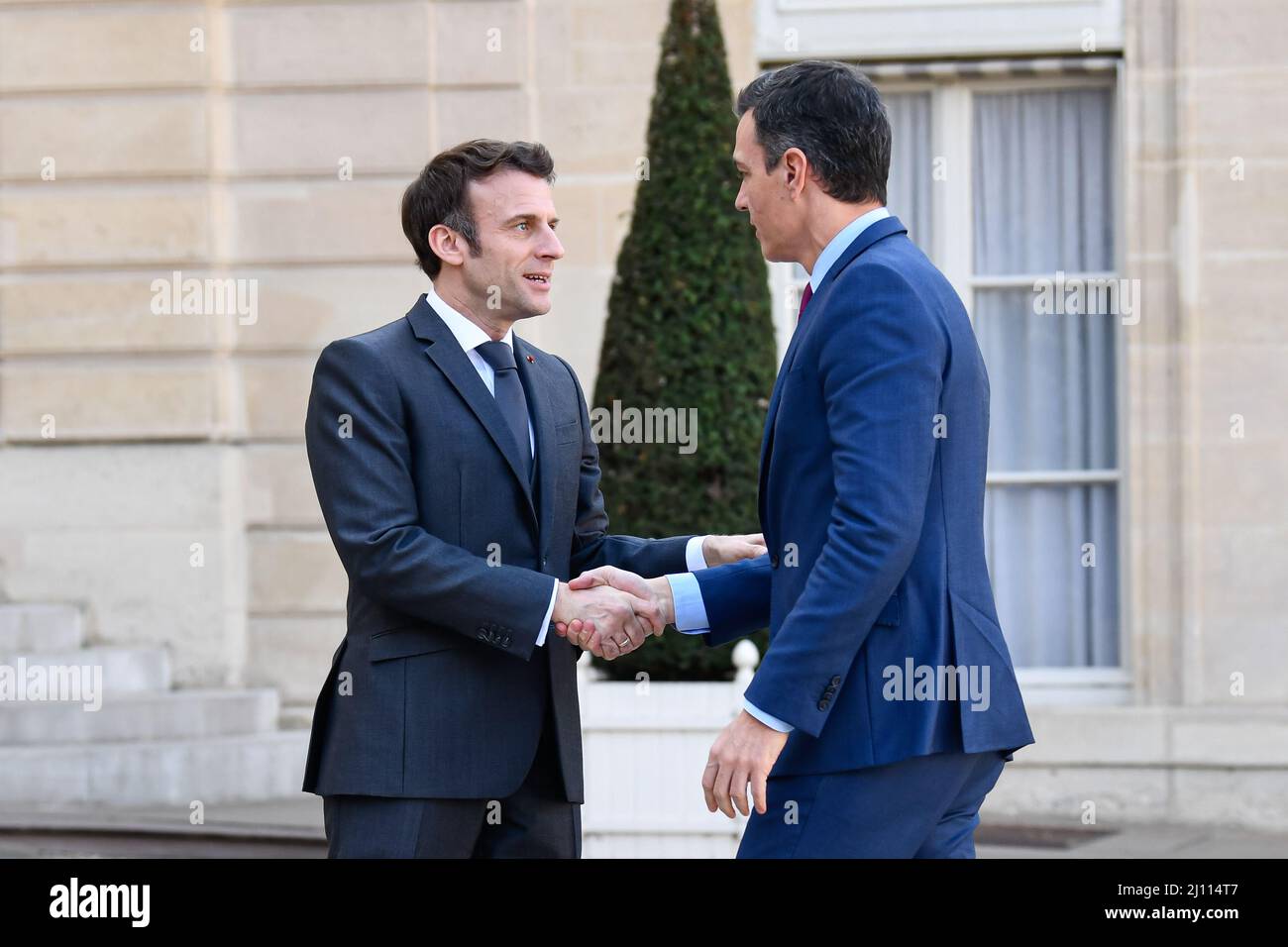 Der französische Präsident Emmanuel Macron (L) und der spanische Premierminister Pedro Sanchez sprechen vor einem Treffen im Präsidentenpalast von Elysee in Paris am 21. März 2022 vor Journalisten. Foto von Victor Joly/ABACAPRESS.COM Stockfoto