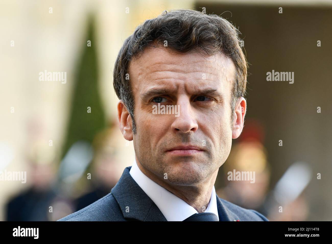 Der französische Präsident Emmanuel Macron empfängt Premierminister Pedro Sanchez und wendet sich vor einem Treffen am 21. März 2022 im Präsidentenpalast von Elysee in Paris an Journalisten. Foto von Victor Joly/ABACAPRESS.COM Stockfoto