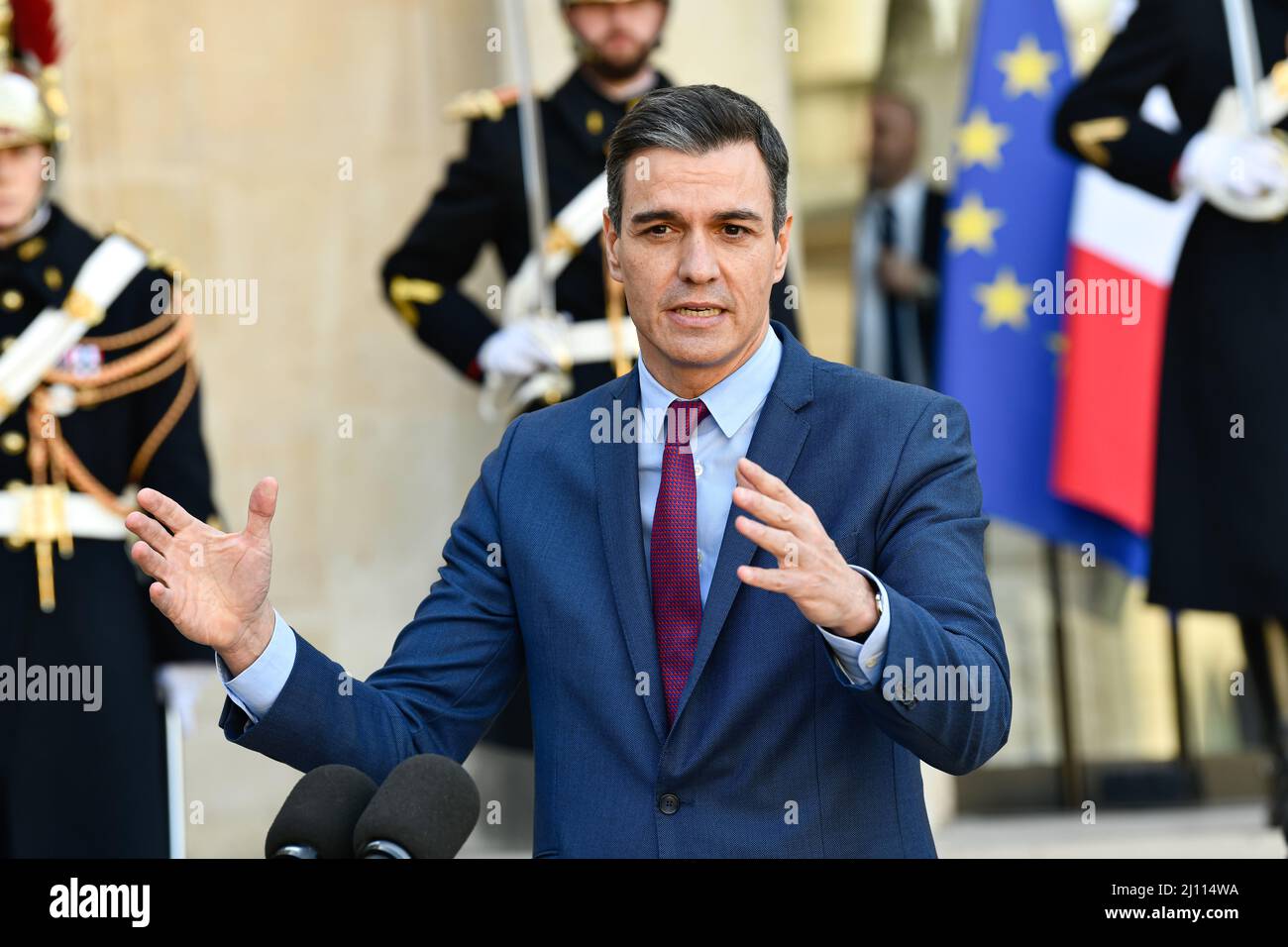 Der spanische Premierminister Pedro Sanchez spricht vor einem Treffen im Präsidentenpalast von Elysee mit dem Emmanuel Macron Palast in Paris am 21. März 2022 vor Journalisten. Foto von Victor Joly/ABACAPRESS.COM Stockfoto