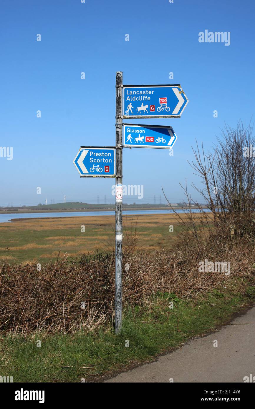 Fußweg, Reitweg und Radweg-Schilder auf dem Schild am Condor Green Picnic Site auf dem Flussmündung des Flusses Lune, River Lune Millennium Park. Stockfoto