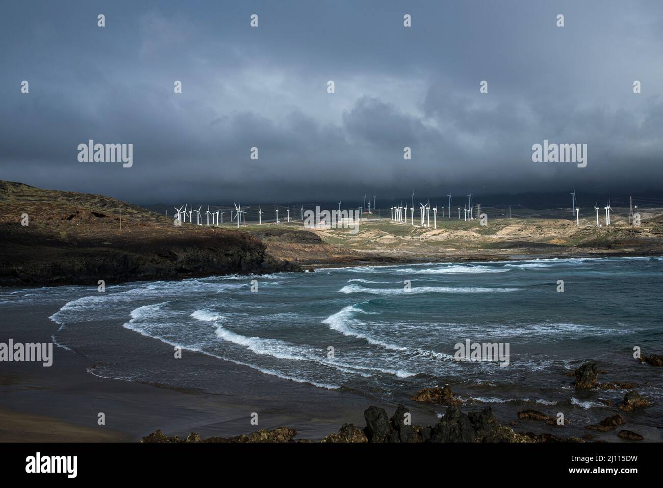 Windfarmturbinen in der Bucht von Playa Grande an der Ostküste von Poris de Abona, Teneriffa, Kanarische Inseln, Spanien Stockfoto