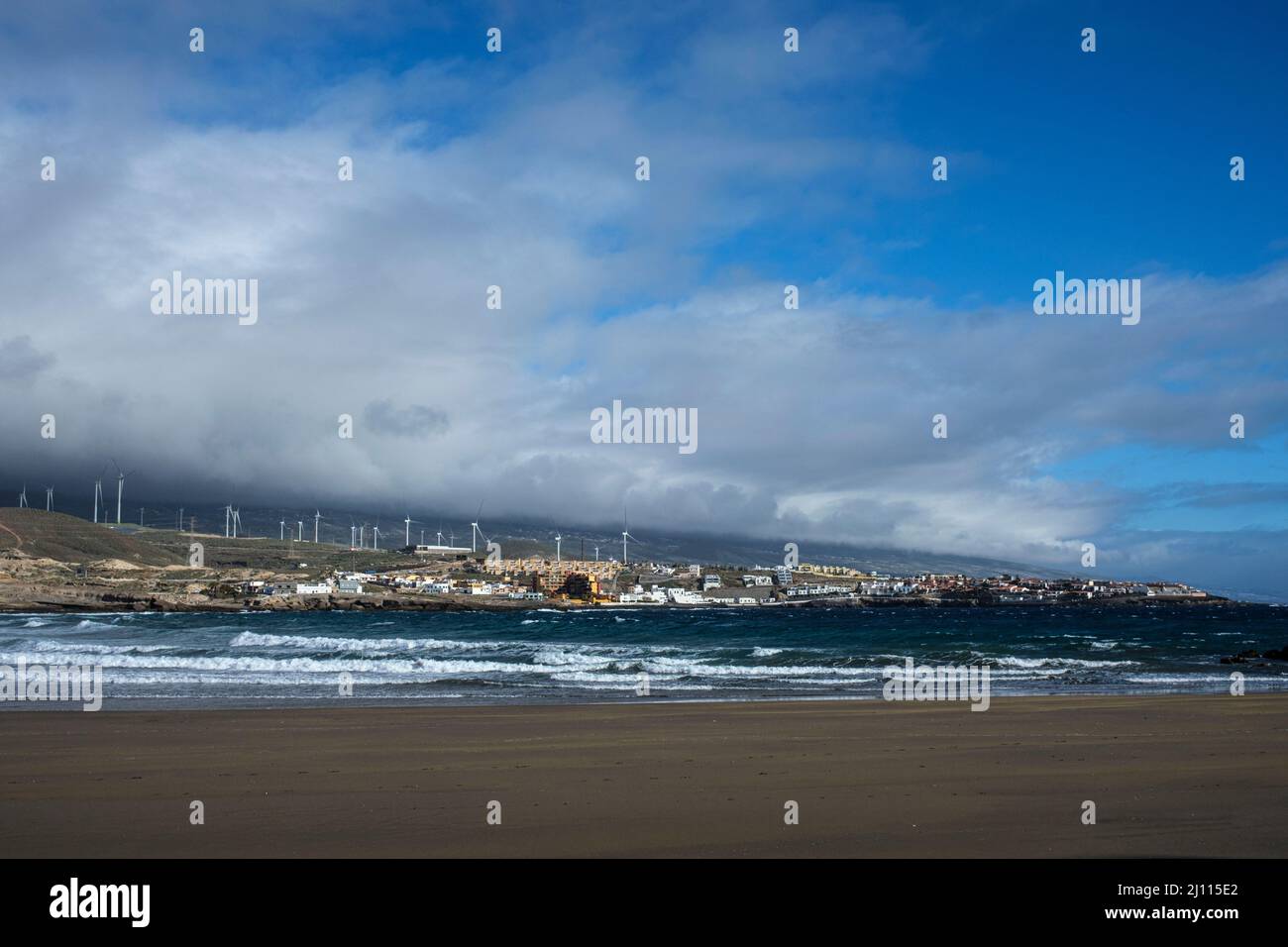 Windfarmturbinen in der Bucht von Playa Grande an der Ostküste von Poris de Abona, Teneriffa, Kanarische Inseln, Spanien Stockfoto