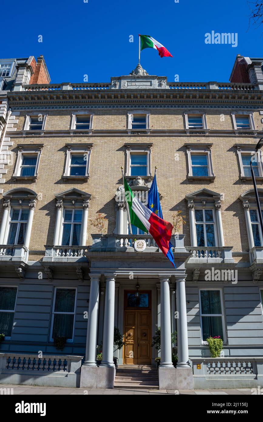 Die italienische Botschaft in London ist die diplomatische Vertretung Italiens im Vereinigten Königreich. Eingang auf der Rückseite des Grosvenor Square Stockfoto