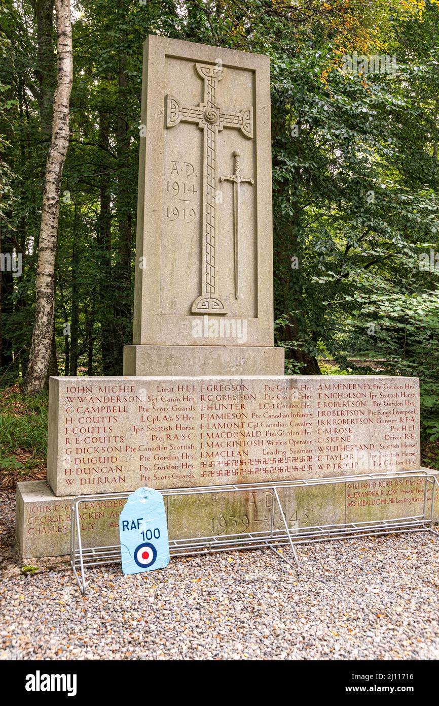 Das Kriegsdenkmal in der Nähe des Eingangs zum Balmoral Castle, Aberdeenshire, Schottland, Großbritannien Stockfoto