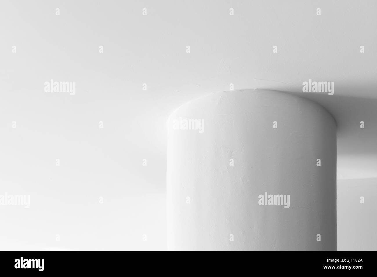 Leeres weißes minimales Innenfragment mit Decke und Pfeiler oben, architektonisches Hintergrundfoto Stockfoto