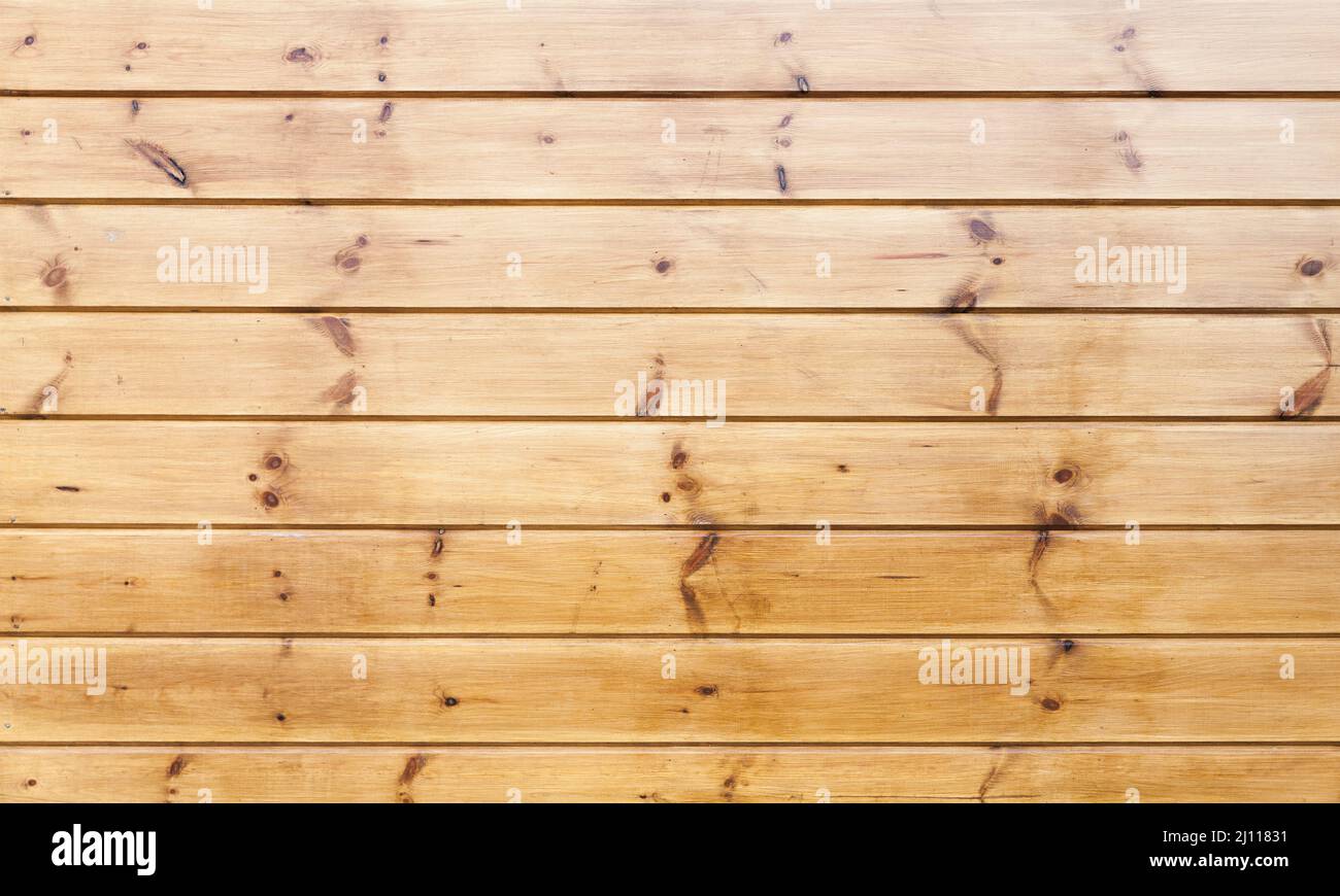 Neue Holzwand aus natürlichen Kiefernholzplanken, Hintergrund Foto Textur Stockfoto