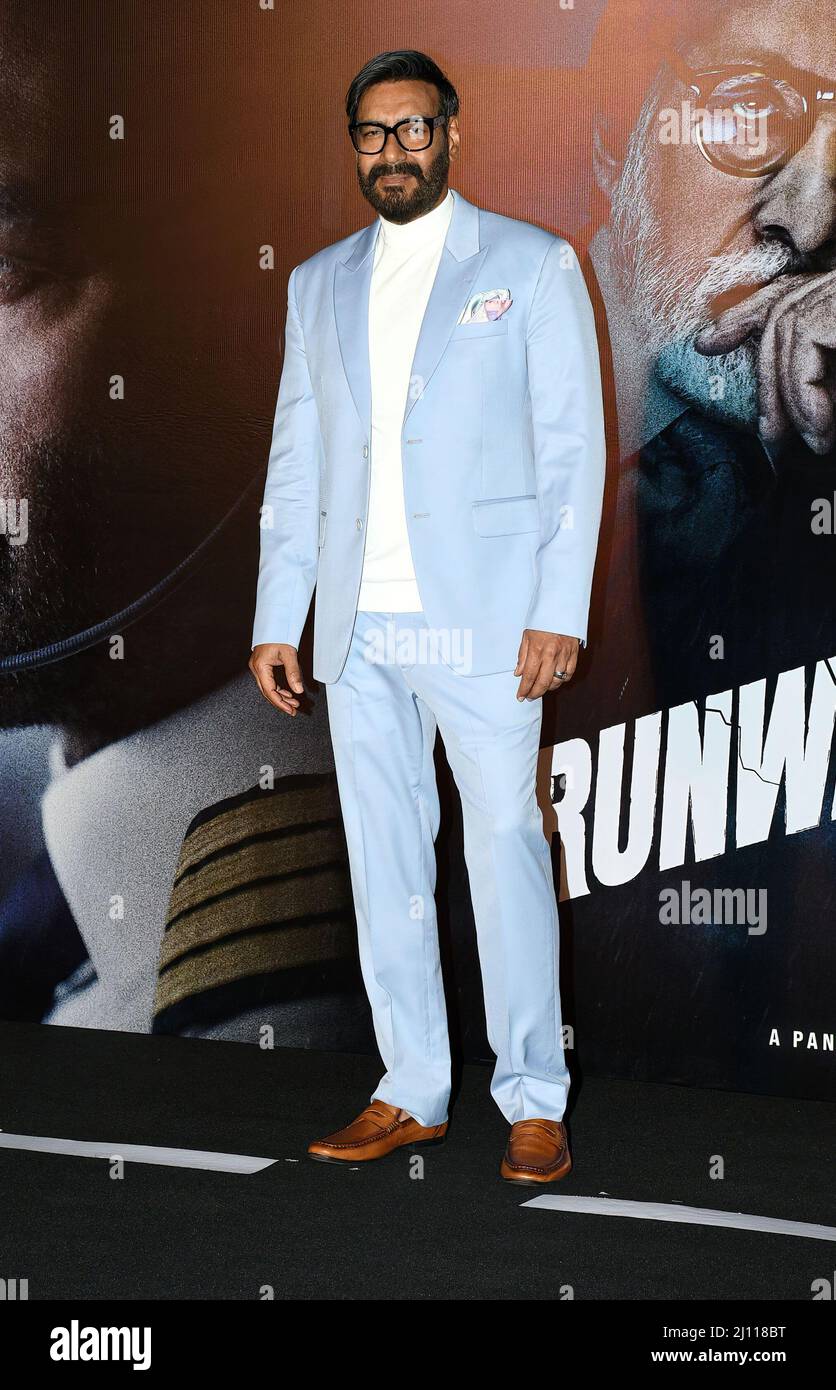 Mumbai, Indien. 21. März 2022. Bollywood-Schauspieler Ajay Devgn posiert für ein Foto während der Trailer-Vorstellung seines kommenden Films 'Runway 34' in Mumbai. Der Film erscheint am 29.. April 2022. Kredit: SOPA Images Limited/Alamy Live Nachrichten Stockfoto