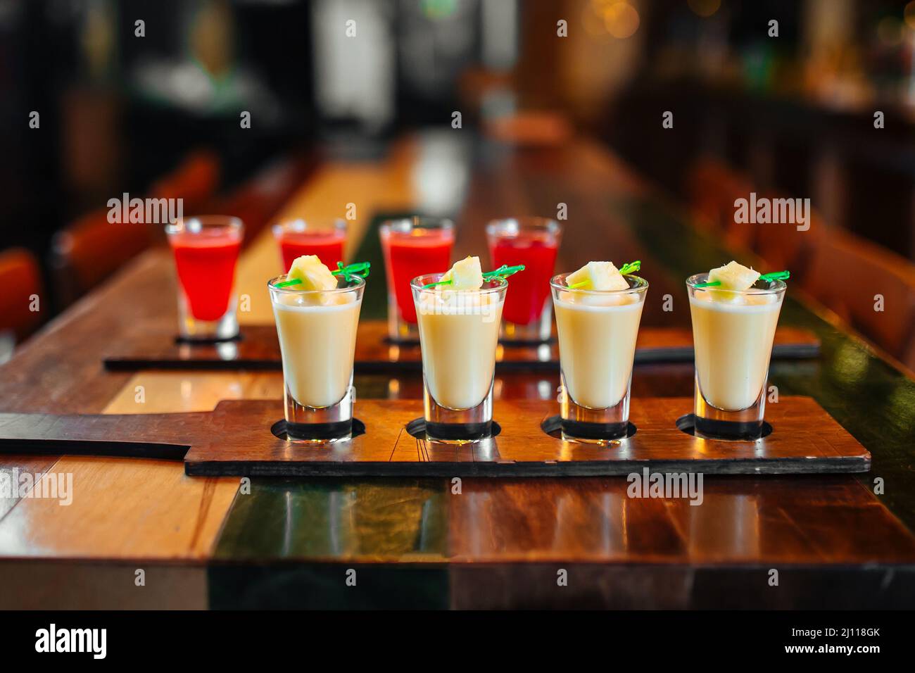 Cocktail-Shots mit süßem Alkohollikör Stockfoto