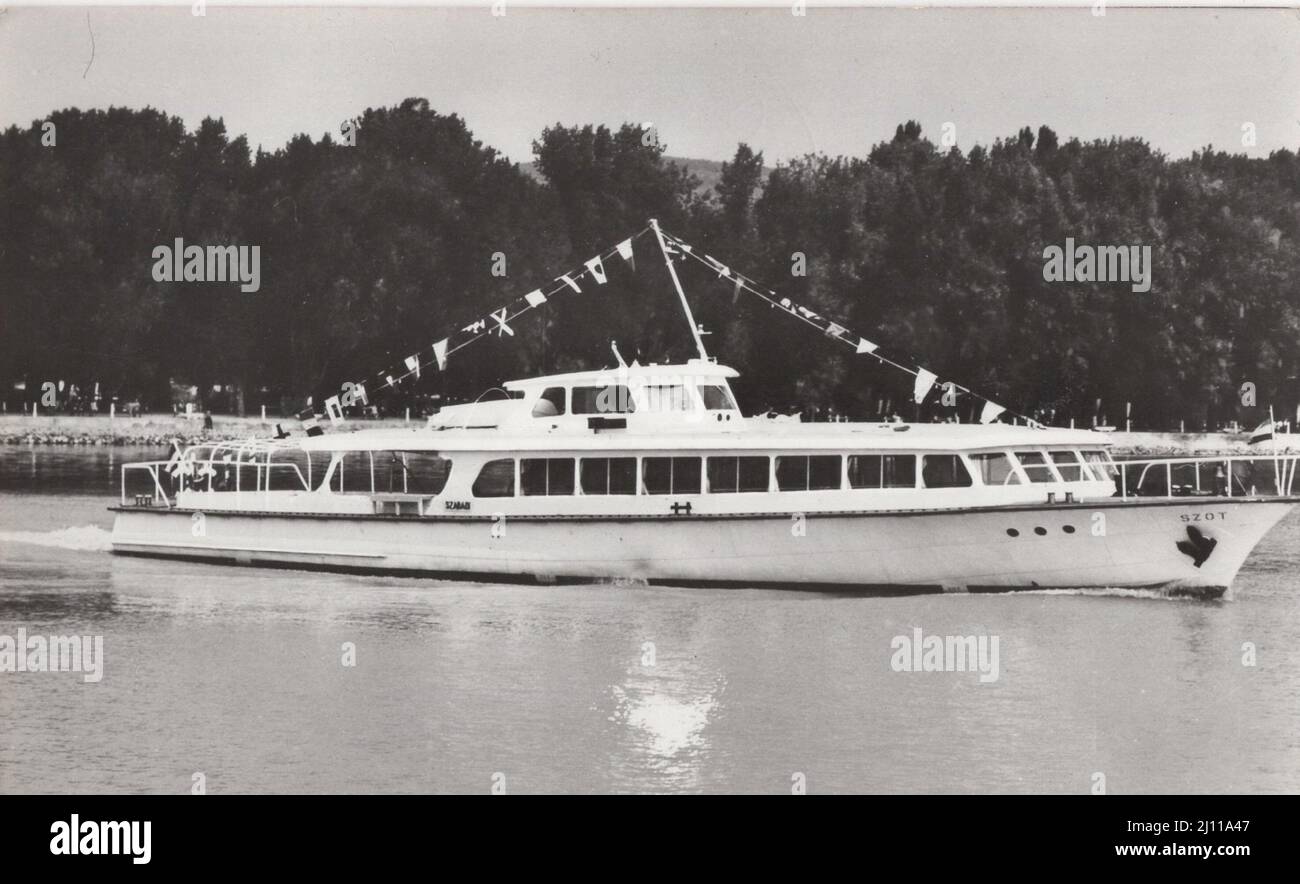 Monochrome Schiffsfotografie im Retro-Stil mit vielen Flaggen als Dekoration Zeitraum: 1960s oder 1970s Schiffsname: SZOT Stockfoto